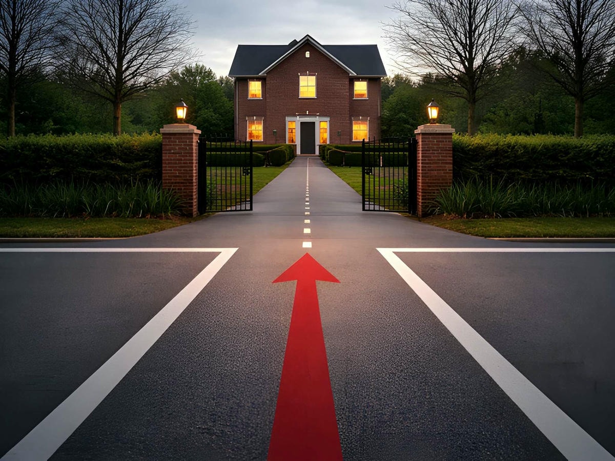 Cổng nhà trên trục đường chéo có khoảng sân đệm.