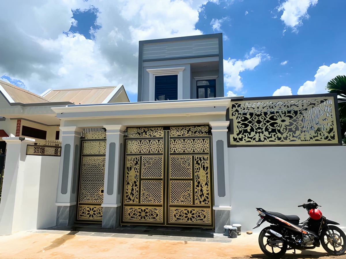 Gia cố cổng và tăng an toàn giao thông trước nhà ở.