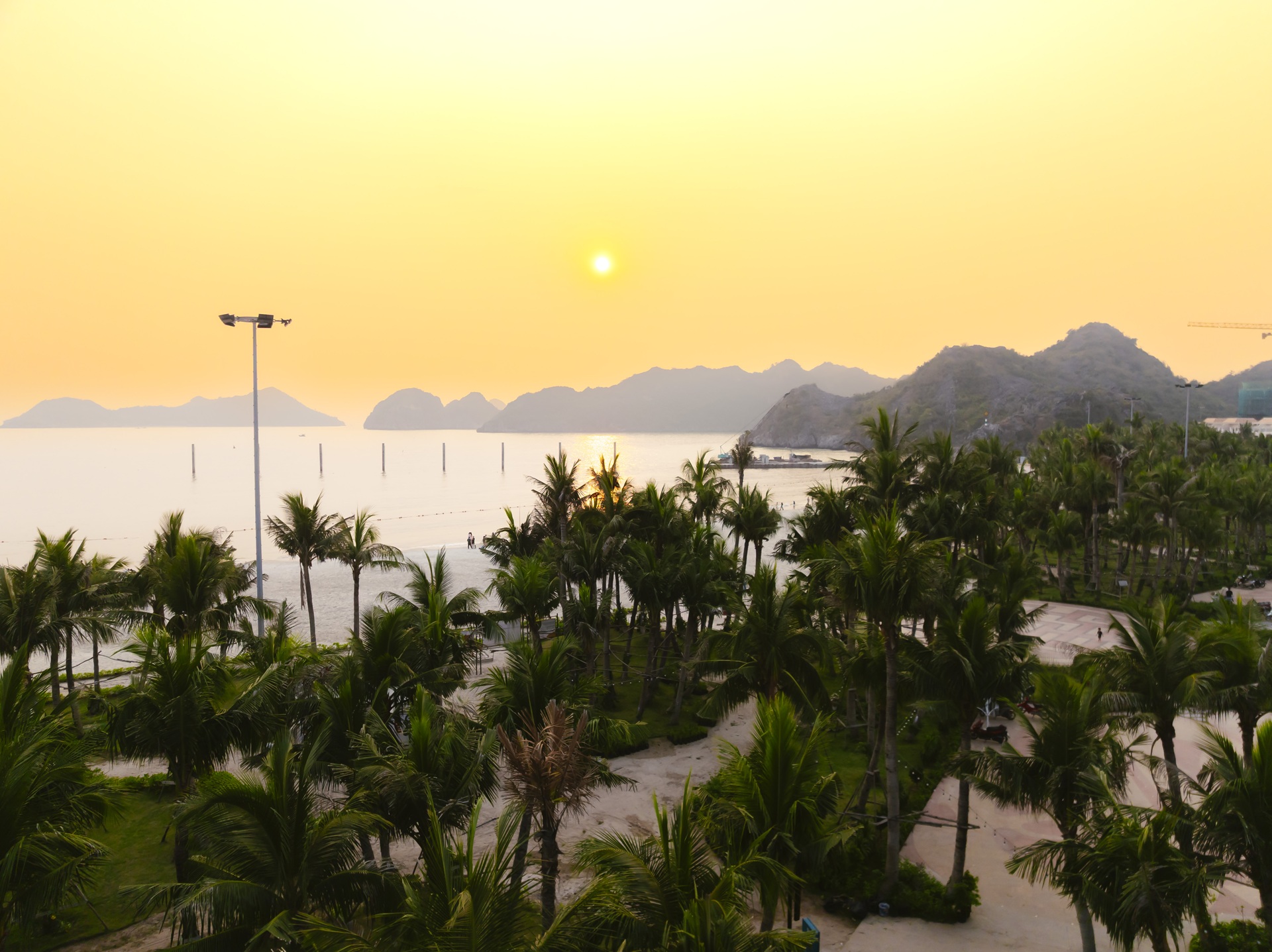 Bãi tắm Các Bà – “tọa độ hot” bậc nhất Cát Bà với các màn trình diễn nghệ thuật, pháo hoa được tổ chức thường xuyên.