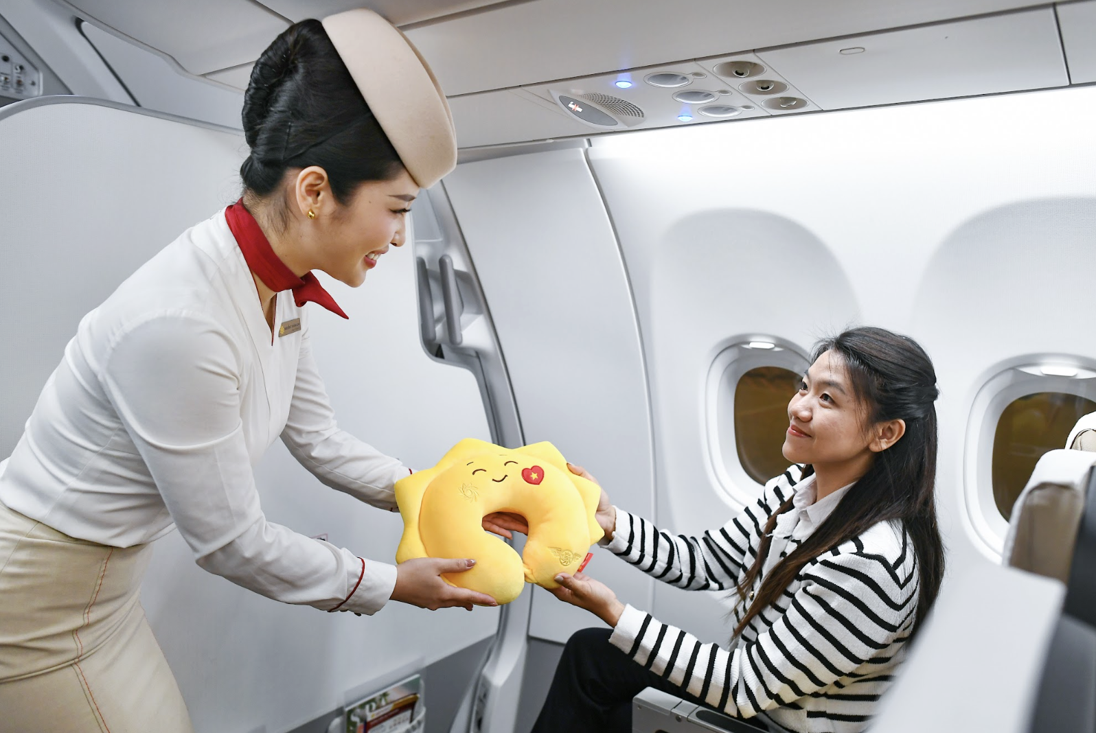 Du khách nhận món quà chào mừng của hãng trên chuyến bay đầu tiên đến Seoul