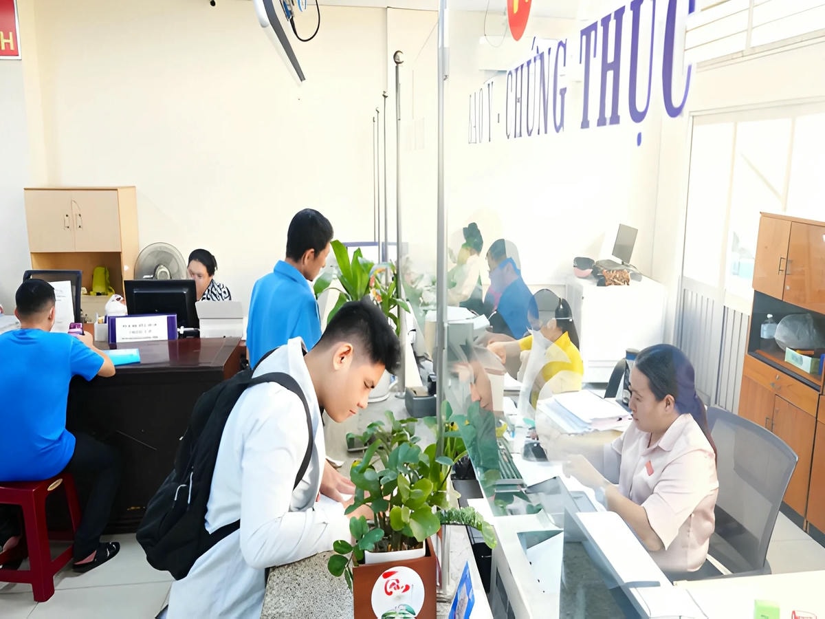 Nộp hồ sơ và kiểm tra tính hợp lệ trước khi ký công chứng.
