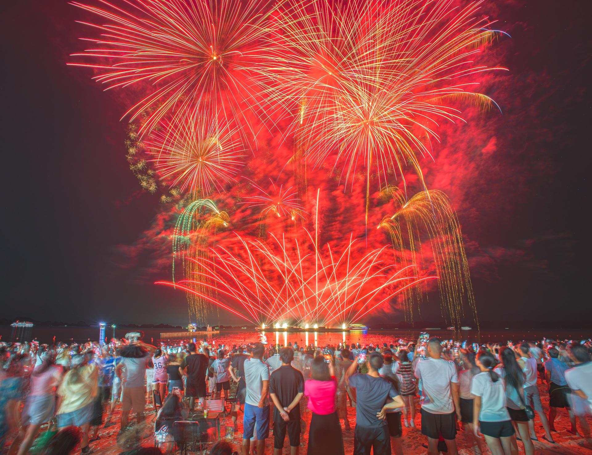 “Lễ hội” pháo hoa được tổ chức thường xuyên tại quảng trường Sun Carnival thu hút đông đảo du khách đến với Bãi Cháy.