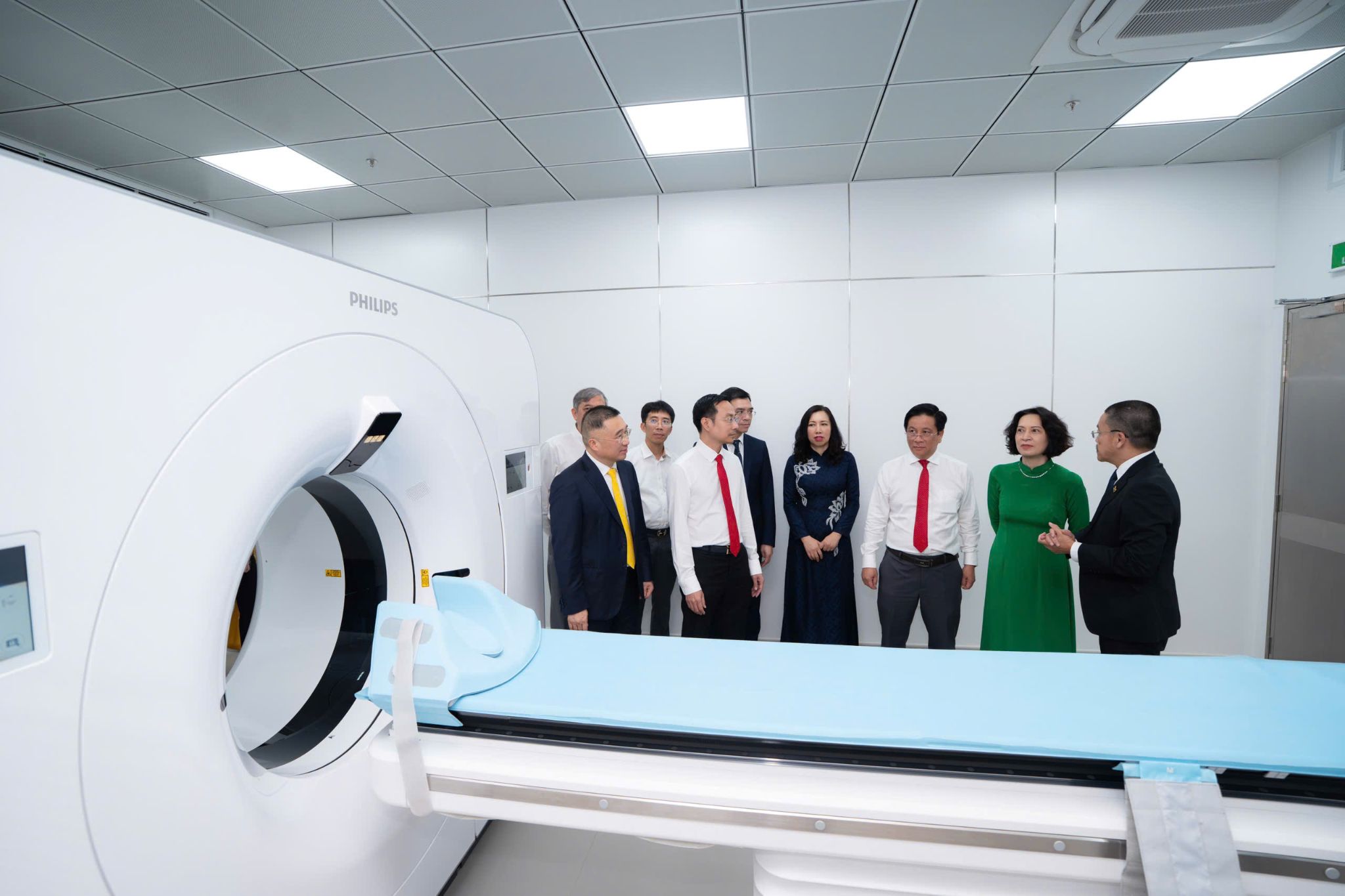 ãnh đạo các bộ ban ngành Trung ương và sở ban ngành địa phương tỉnh An Giang tham quan cơ sở vật chất bệnh viện.