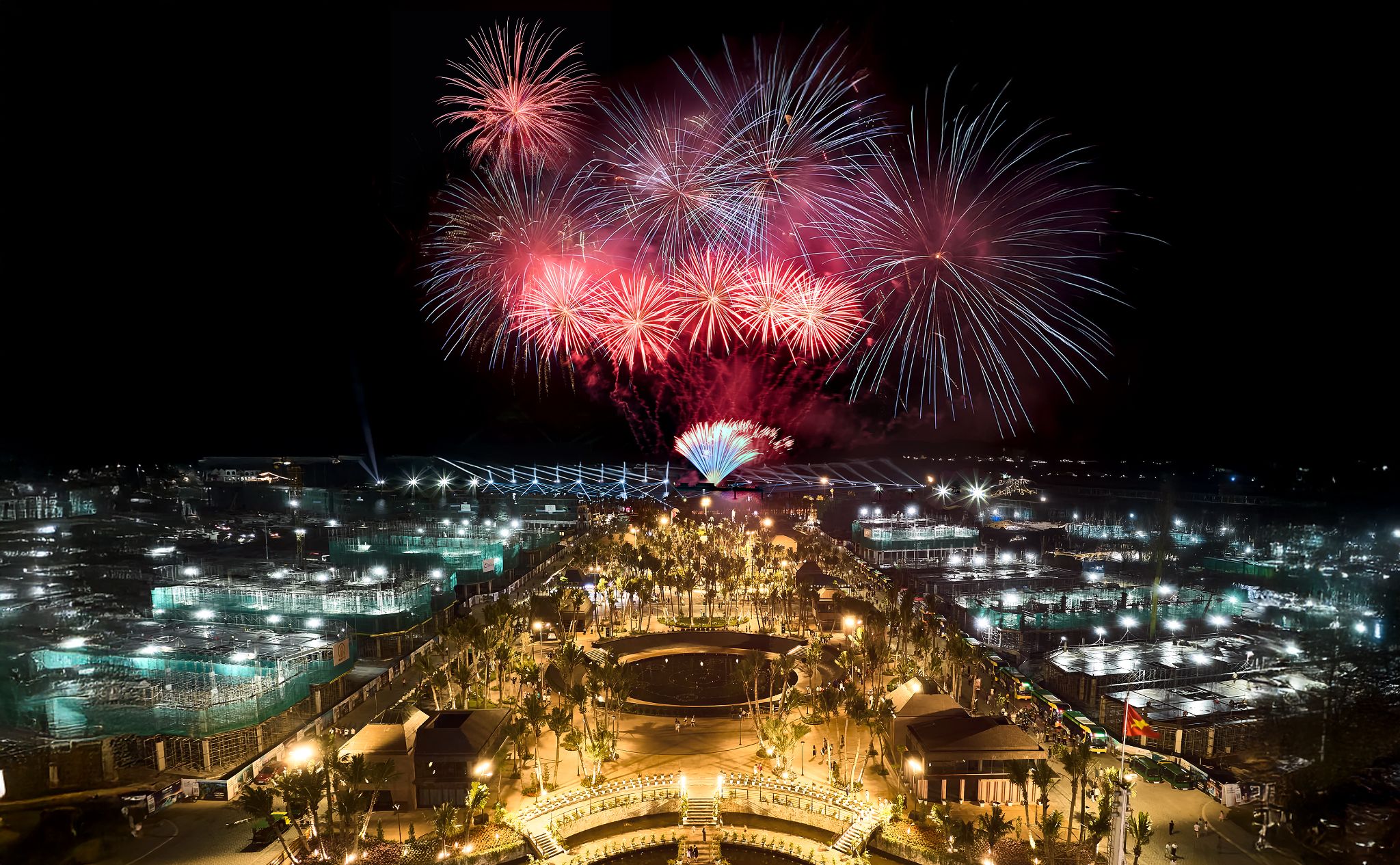 Các show pháo hoa rực rỡ được tổ chức hàng tuần tại vịnh trung tâm Xanh Island