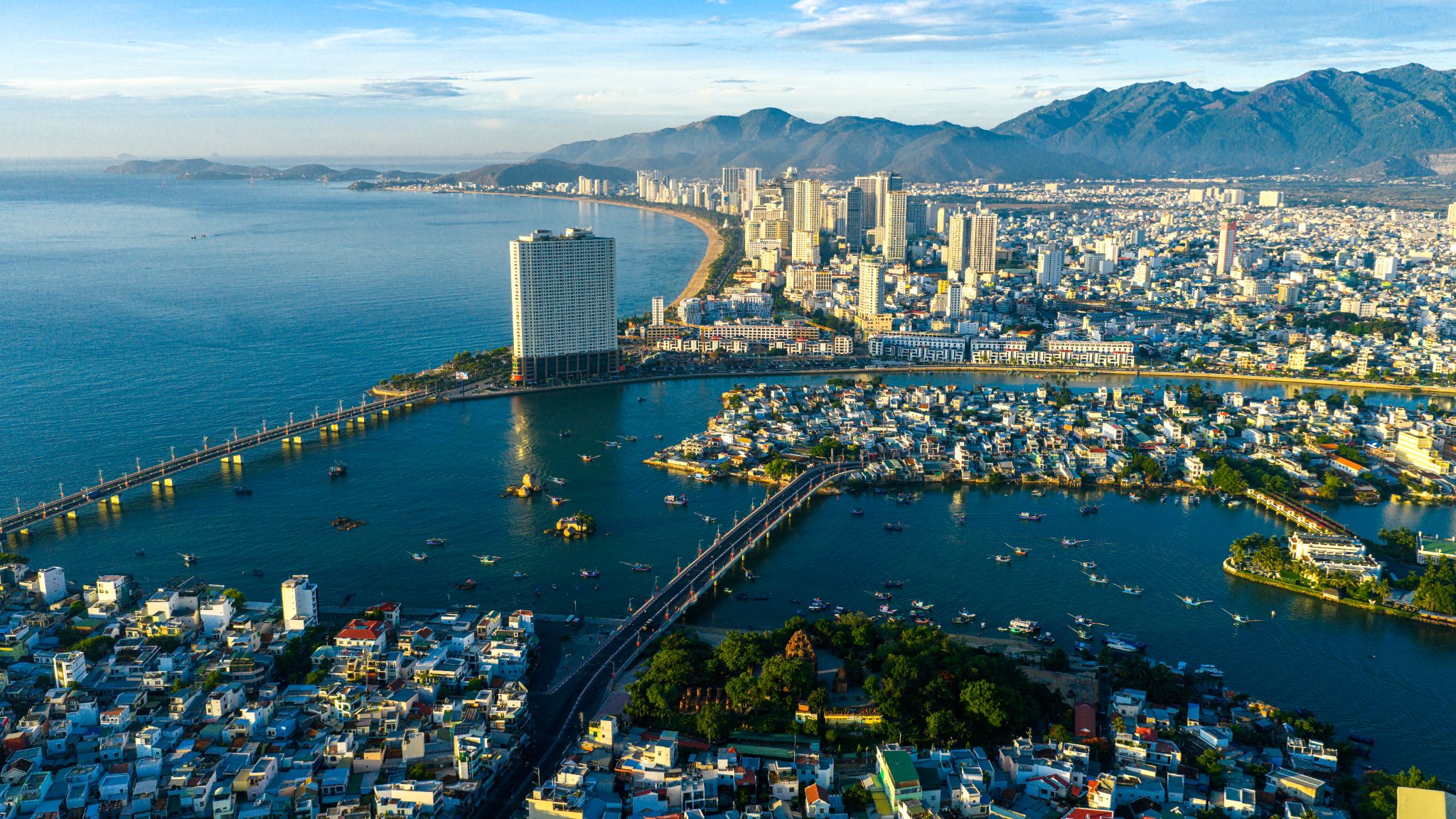 Mạng lưới giao thông đồng bộ dần hoàn thiện giúp tái định vị Nha Trang trên bản đồ đầu tư.