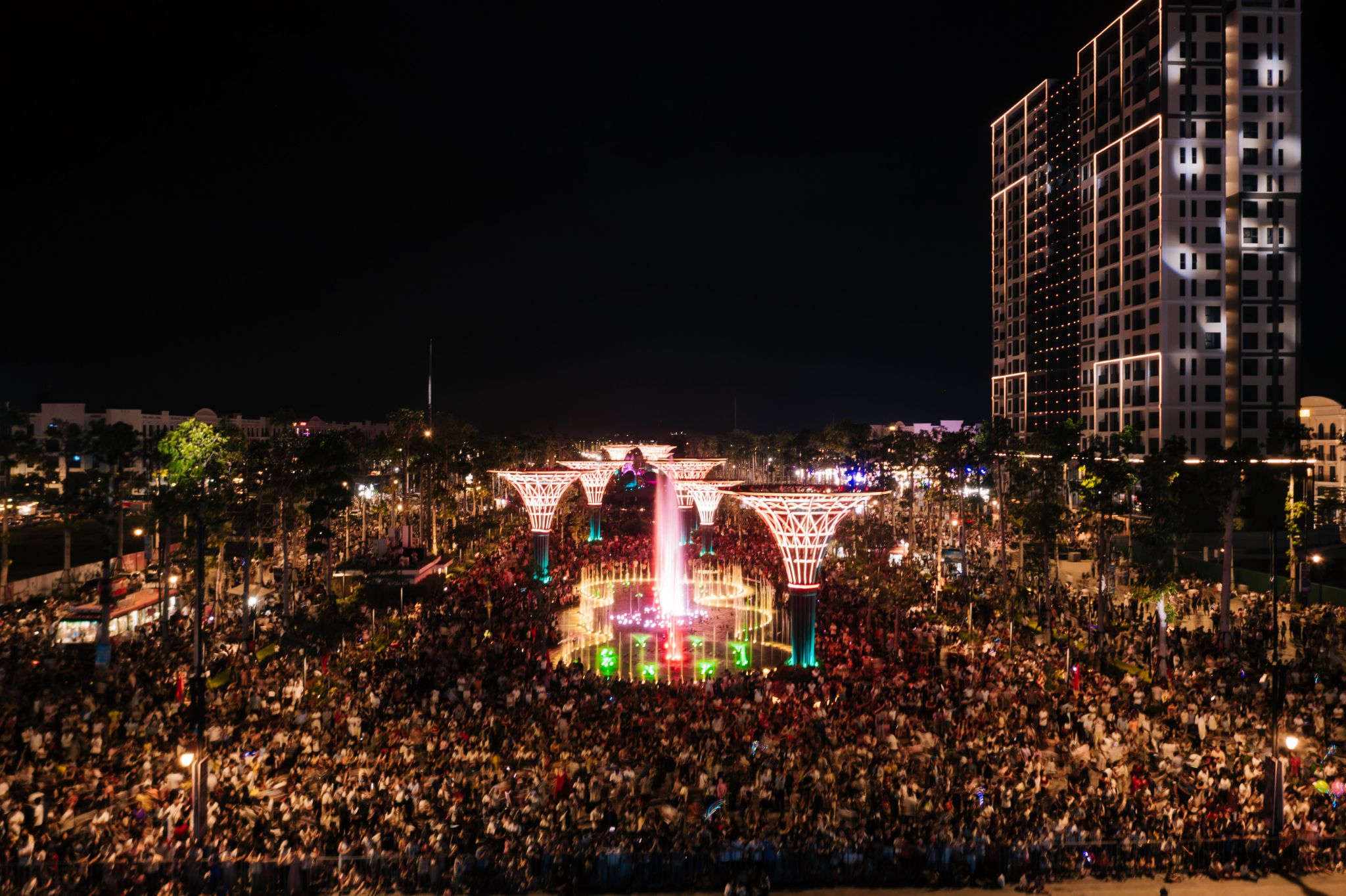 Đông đảo du khách đổ về đêm khai hội Du lịch biển Sầm Sơn 2026