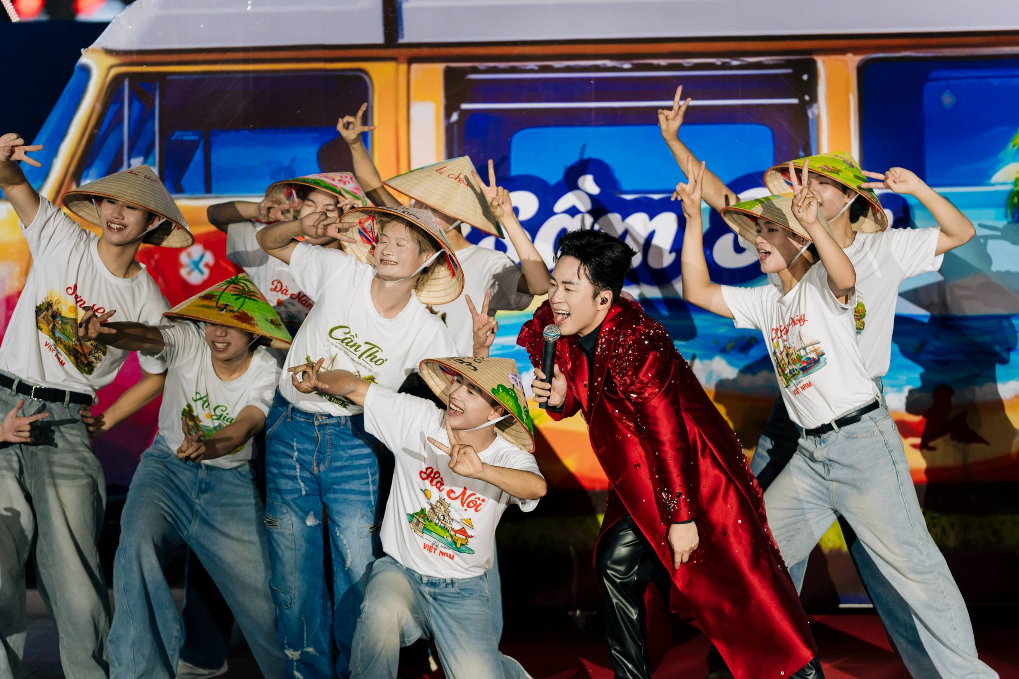 Các tiết mục hiện đại khuấy động không gian, thể hiện nhịp sống năng động đô thị biển