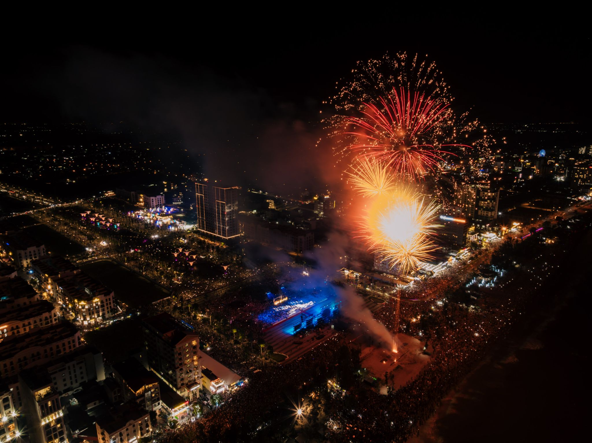 Khoảnh khắc pháo hoa thắp sáng bầu trời , chính thức mở màn mùa du lịch hè sôi động