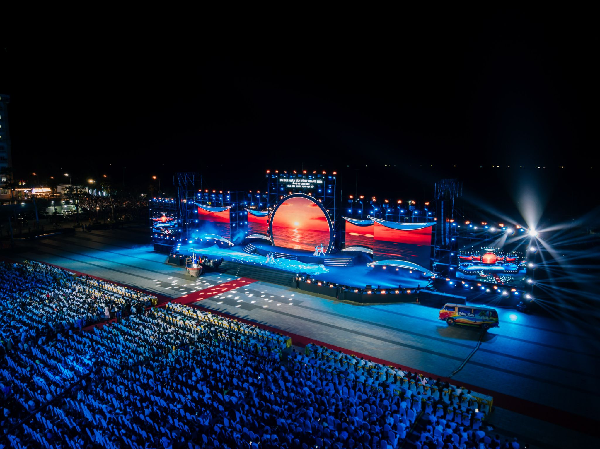 Không gian sân khấu hoành tráng, kết hợp công nghệ tạo hiệu ứng thị giác ấn tượng