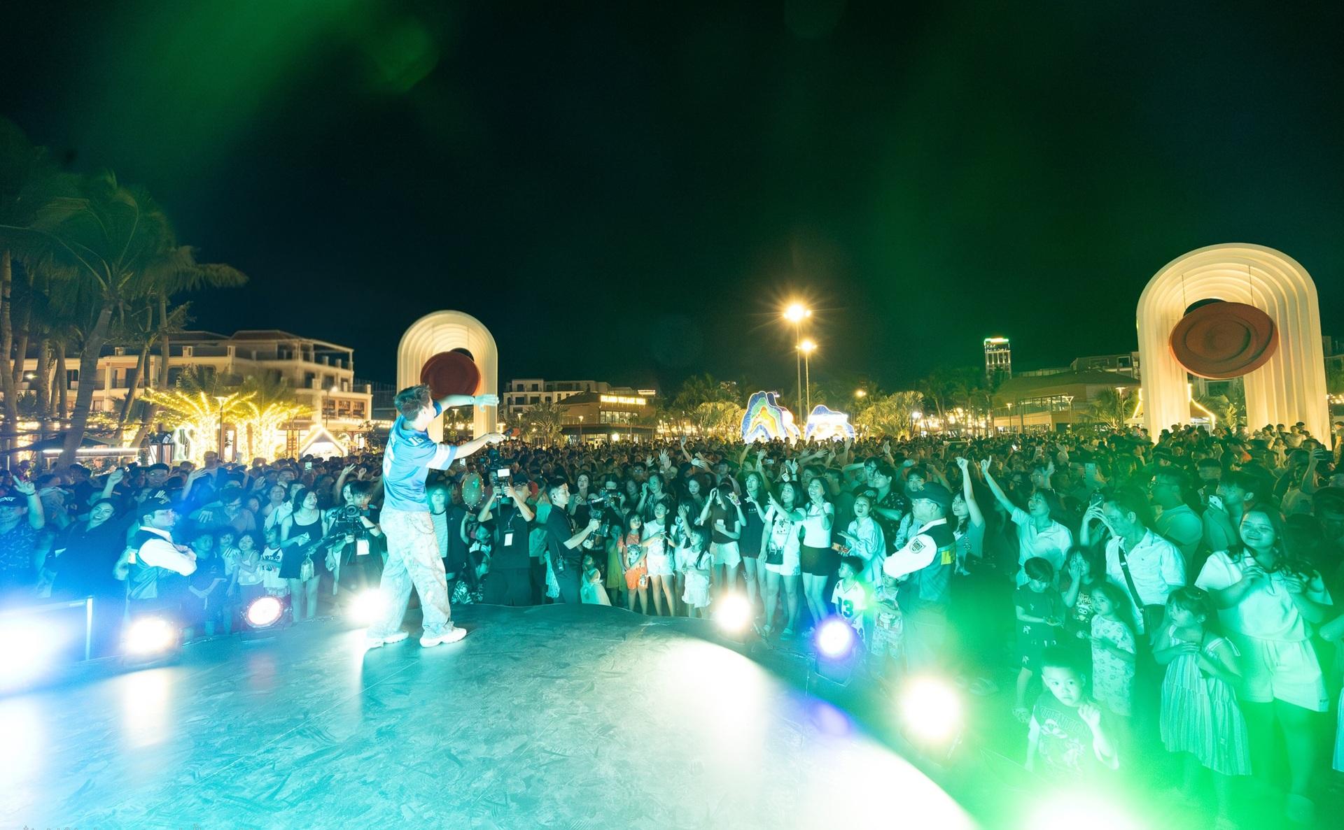 Bầu không khí sôi động tại chợ đêm VUI-Fest.