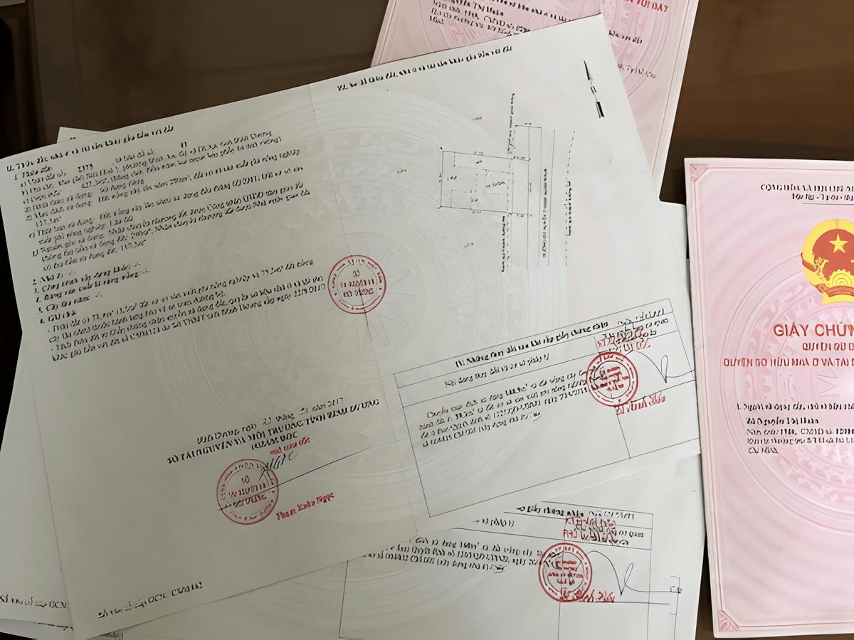 Ghi đầy đủ thông tin các bên và đặc điểm thửa đất.