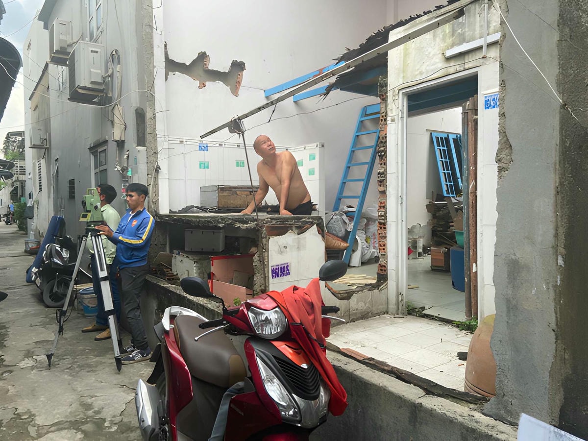 Đối chiếu giấy phép và hiện trạng để đánh giá khả năng hoàn công.