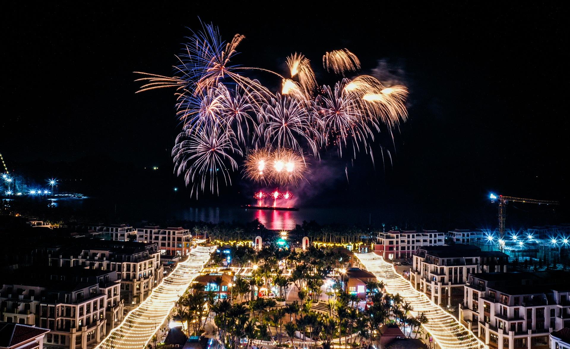 Càng về đêm, không khí tại Xanh Island càng trở nên sôi động. Ảnh: Ánh Dương.
