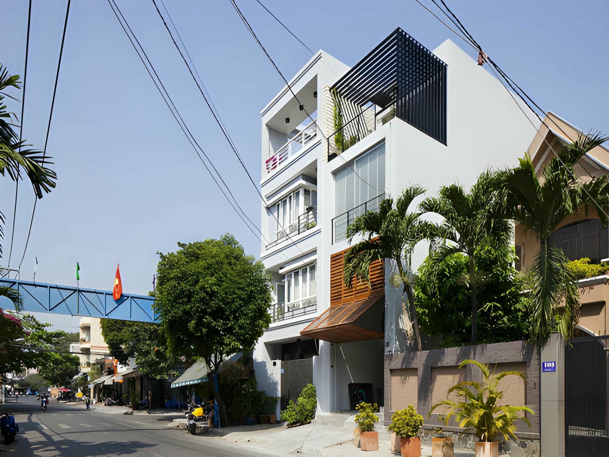 Giá bán thường thấp hơn thị trường nhằm tăng khả năng thanh khoản.