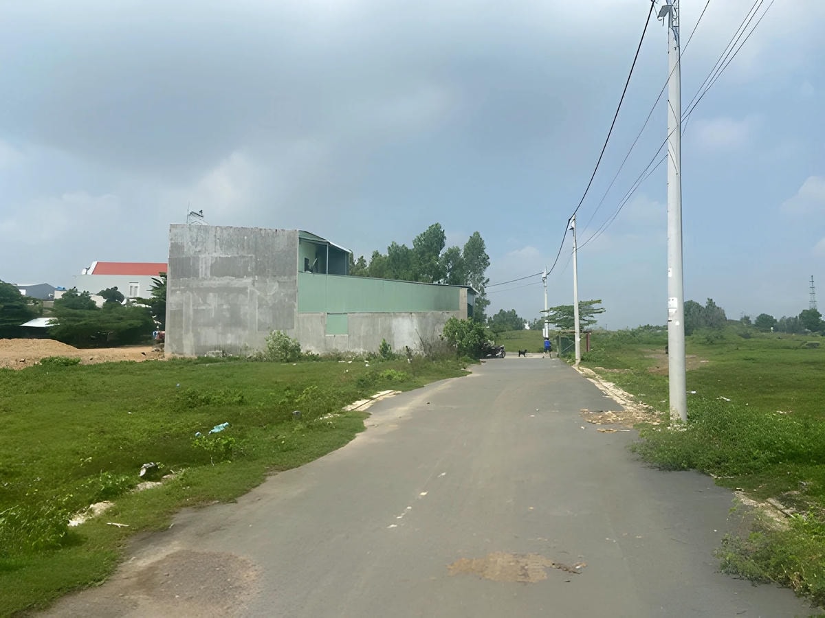 Ngân hàng xử lý tài sản thế chấp để thu hồi khoản nợ quá hạn.