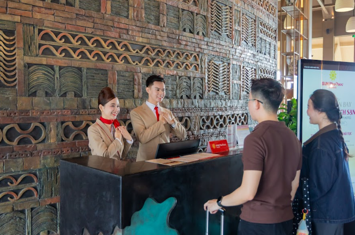 Hành khách Sun PhuQuoc Airways làm thủ tục check-in tại New World Phu Quoc Resort