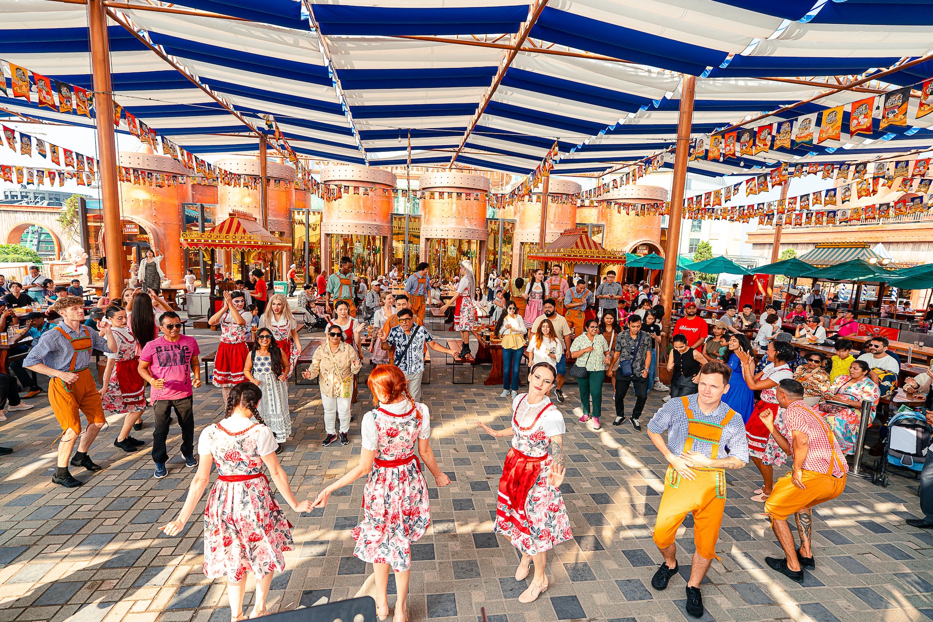 Các show diễn và lễ hội tại Sun World Ba Na Hills góp phần làm giàu trải nghiệm, giữ chân du khách tại Đà Nẵng.