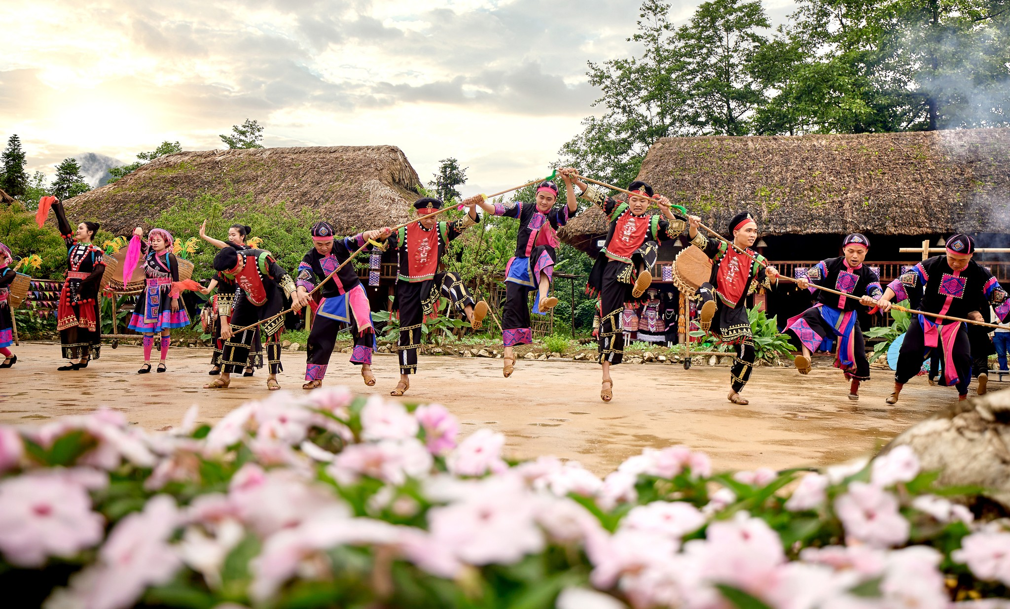 Show diễn “Đỉnh thiêng du ký” tái hiện bức tranh rực rỡ của "Phiên chợ Tây Bắc" tại Bản Mây
