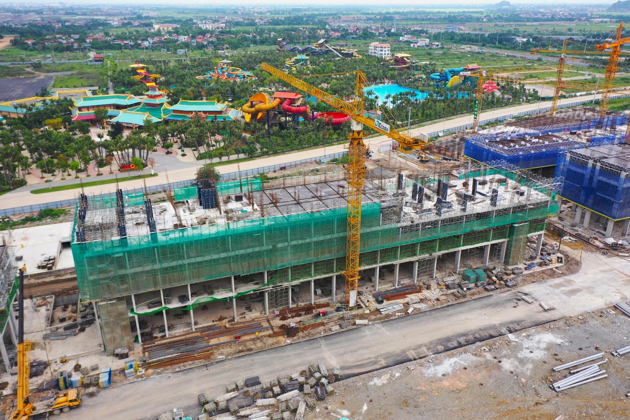Tổ hợp căn hộ Park Residence kế cận công viên đang được thi công khẩn trương.