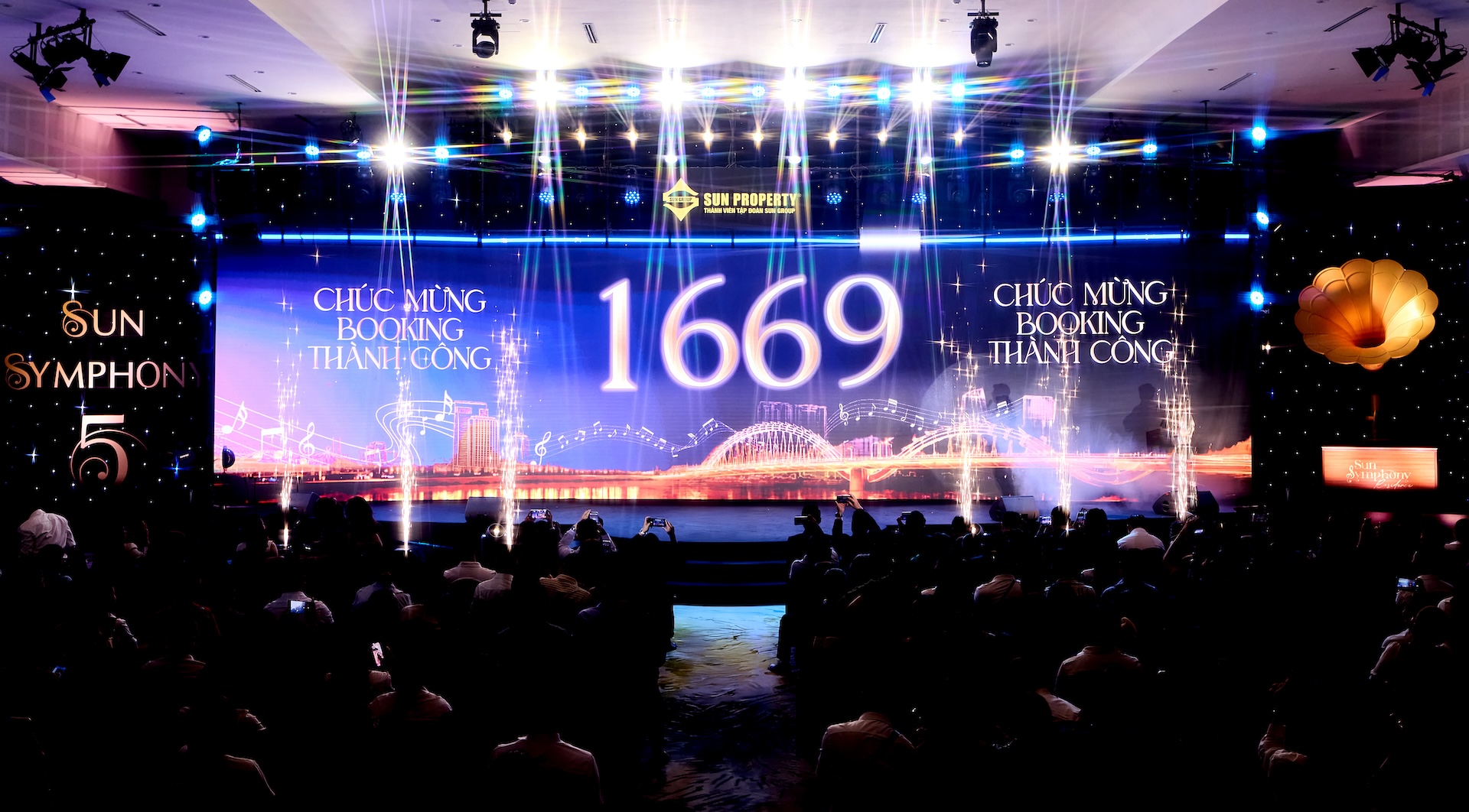 Sự kiện ra mắt Symphony 5 bùng nổ với sự góp mặt của gần 1.000 khách mời, ghi nhận 1669 lượt đặt chỗ.
