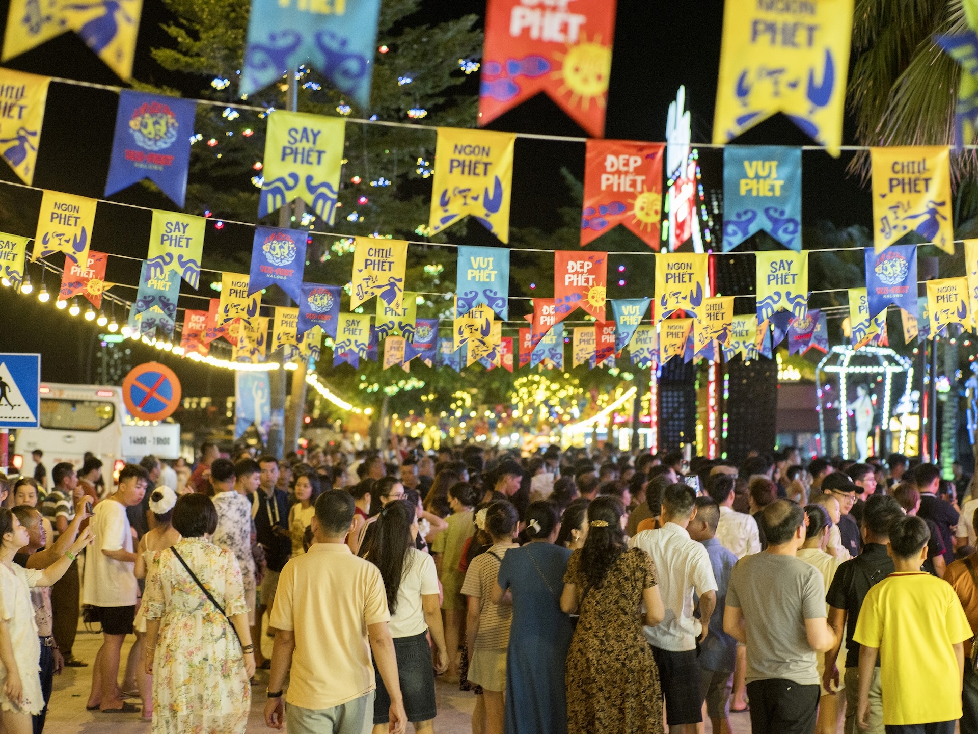 Không khí náo nhiệt và sầm uất tại chợ đêm VUI-Fest Hạ Long.
