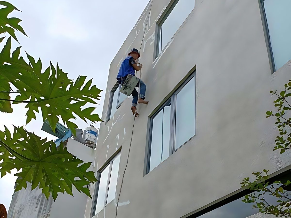 Kết hợp sơn chống thấm và chống nóng giúp bảo vệ kết cấu tường, ngăn ngừa ẩm mốc và tăng tuổi thọ công trình.