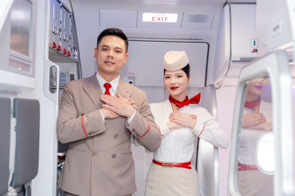 Tiếp viên Sun PhuQuoc Airways chào đón khách