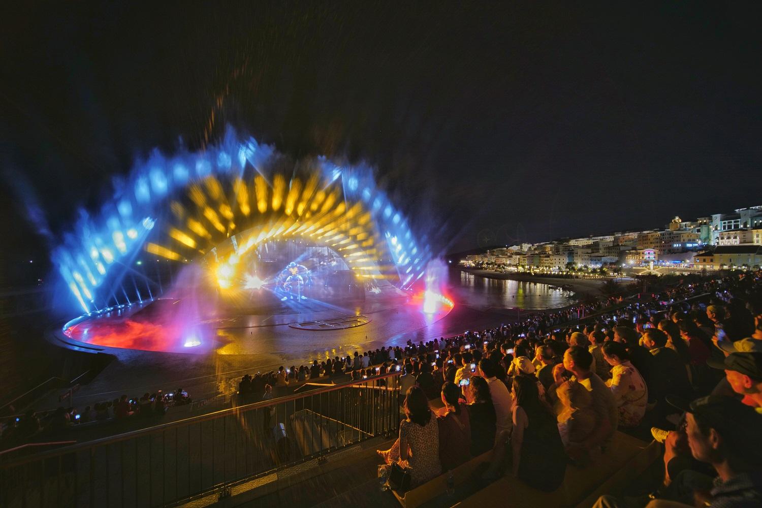 Các show diễn Kiss Of The Sea, Symphony Of The Sea thu hút hàng nghìn du khách mỗi tối.