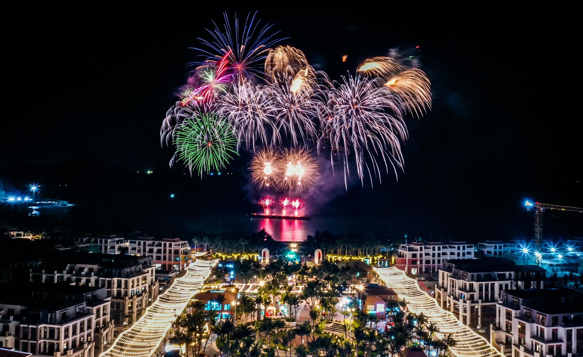 Xanh Island sôi động về đêm với lễ hội pháo hoa.
