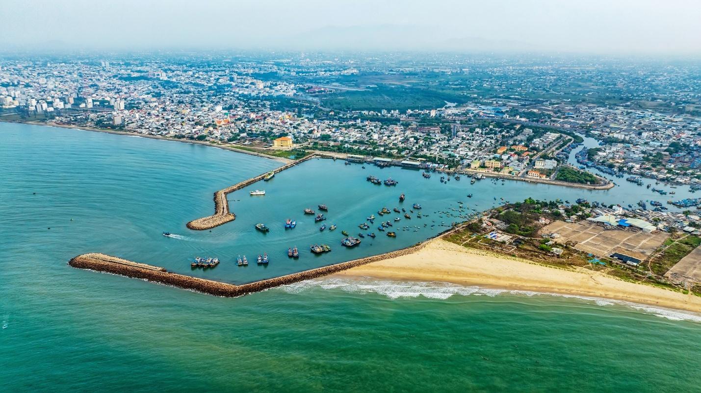 Biển Mũi Né sở hữu bờ cát dài, mịn và thoai thoải