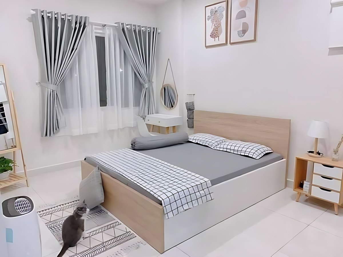 Sử dụng nội thất đa năng và tối giản đồ đạc giúp phòng ngủ nhỏ thông thoáng, gọn gàng.