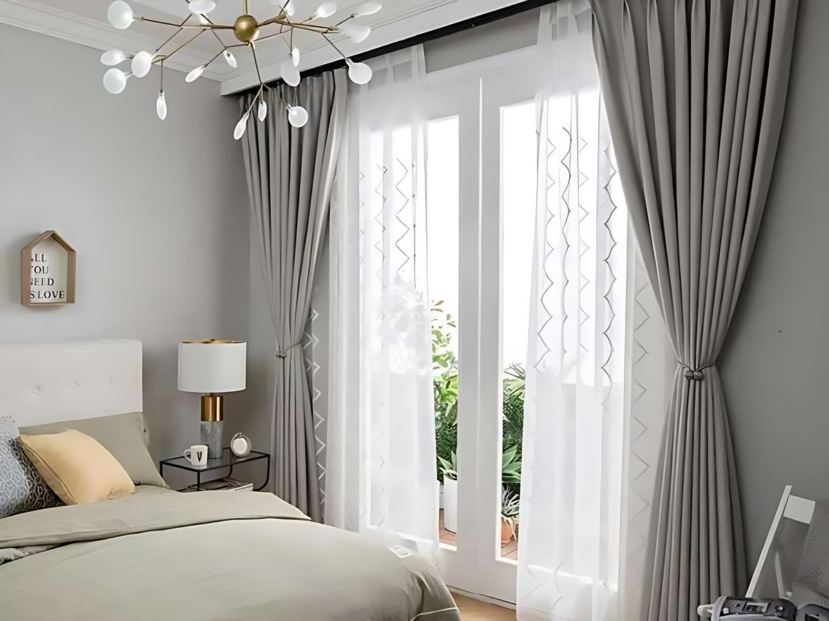 Thiết kế thông gió và đảm bảo an toàn cửa sổ cho phòng ngủ theo quy chuẩn kỹ thuật.