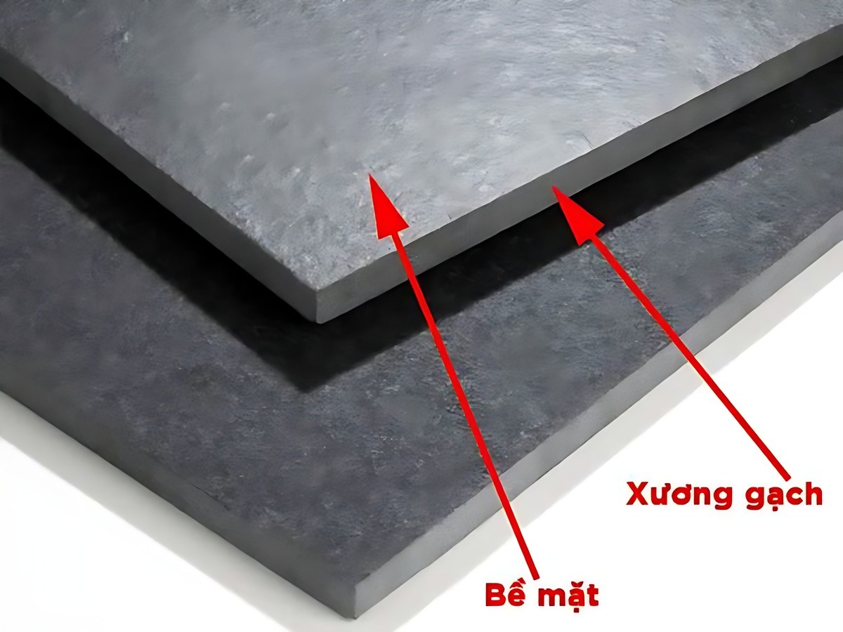 Cấu trúc bề mặt nhám và công nghệ phủ tăng ma sát giúp cải thiện độ bám cho sàn gạch.