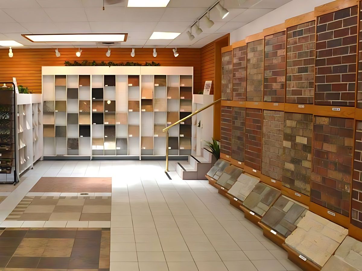 Kiểm tra thực tế độ nhám và khả năng chống trượt của gạch tại showroom.