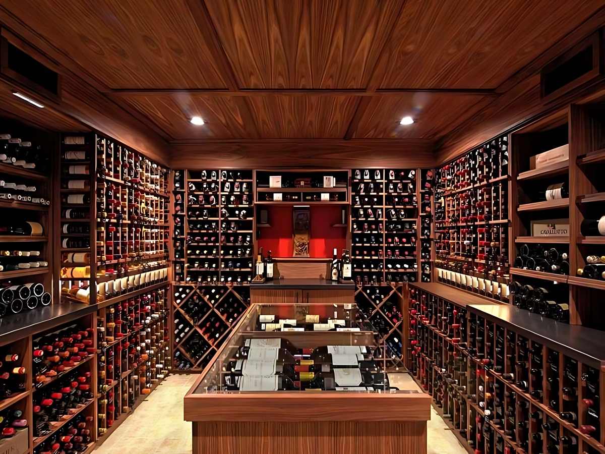 Mẫu hầm rượu mini tích hợp hiện đại cho nhà phố diện tích nhỏ.