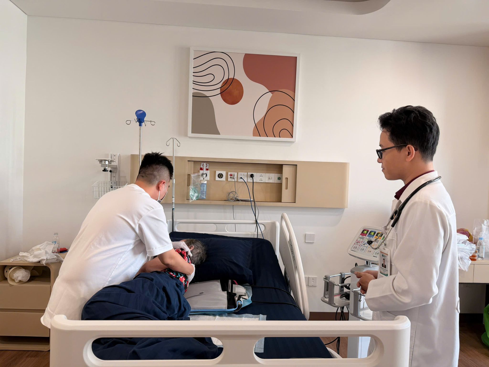 Bà Mai được đưa đến Bệnh viện Mặt trời Phú Quốc để điều trị