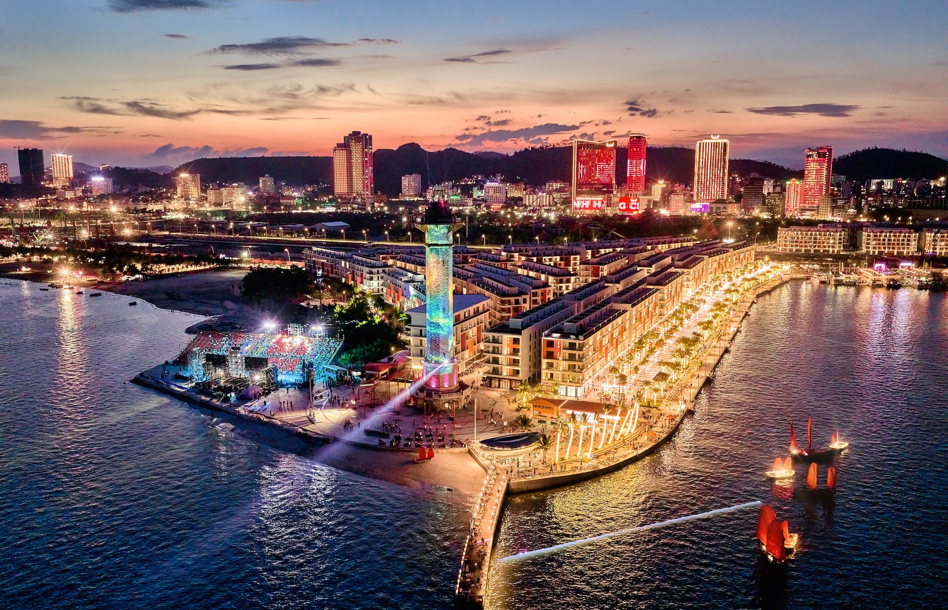 Chợ đêm VUI-Fest - một trong những "điểm chạm" kích thích chi tiêu và giữ chân du khách hiệu quả về đêm.