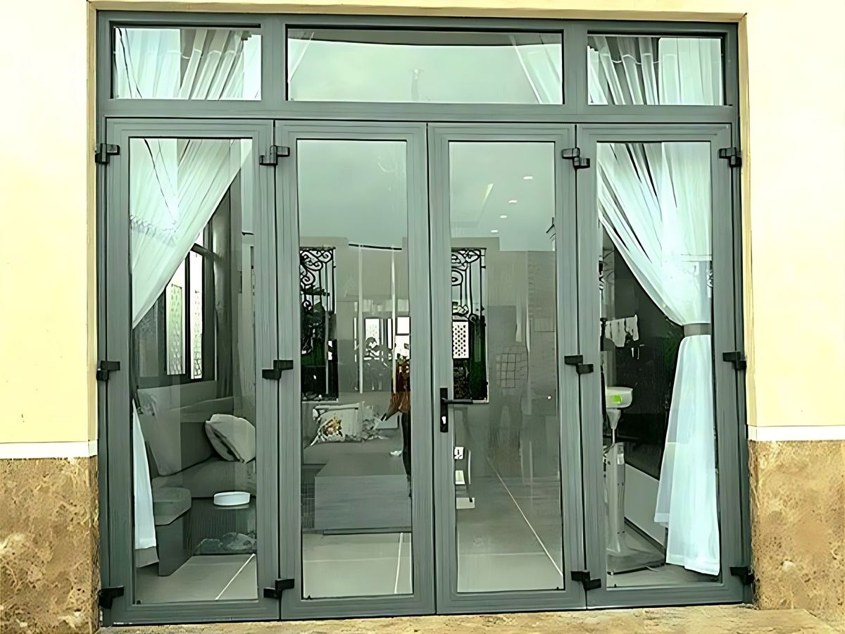 Mẫu cửa nhôm kính cách âm cao cấp giúp giảm tiếng ồn hiệu quả.