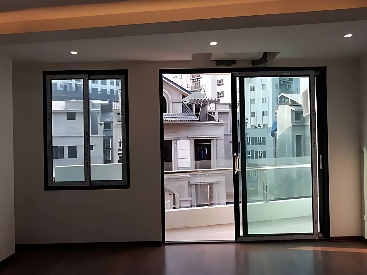 Mẫu cửa lùa nhôm kính cách âm giúp tối ưu không gian căn hộ chung cư.