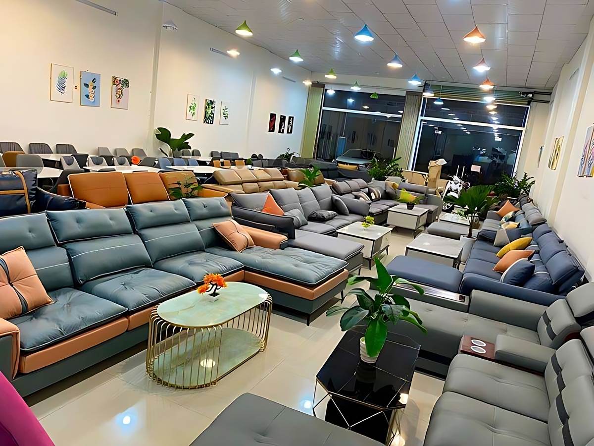 Trải nghiệm trực tiếp giúp đánh giá độ êm và sự phù hợp của sofa.