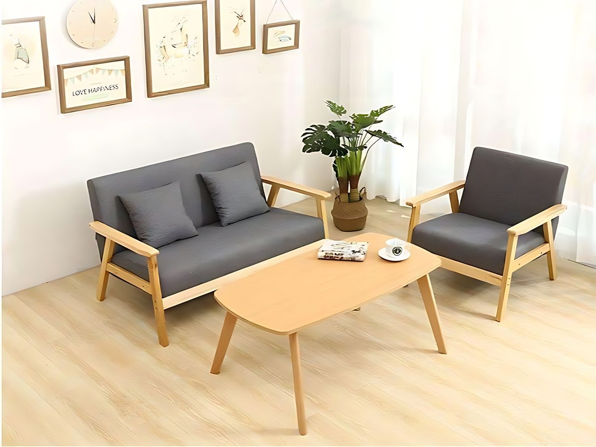 Bố trí sofa sát tường giúp tận dụng diện tích và đón sáng tự nhiên.