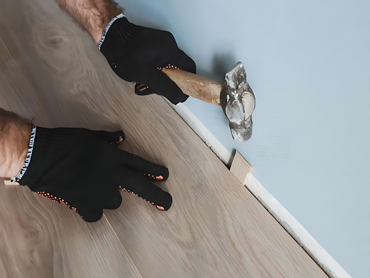 Lắp lại sàn đúng kỹ thuật giúp ngăn chặn tình trạng phồng rộp tái diễn.