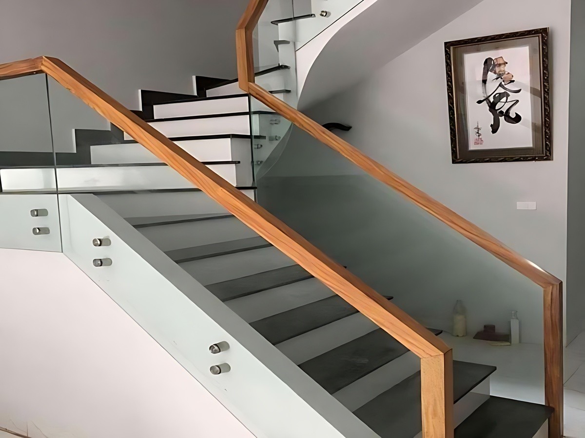 Chiều cao và khoảng cách thanh lan can phải tuân thủ QCVN để đảm bảo an toàn tuyệt đối cho người sử dụng.