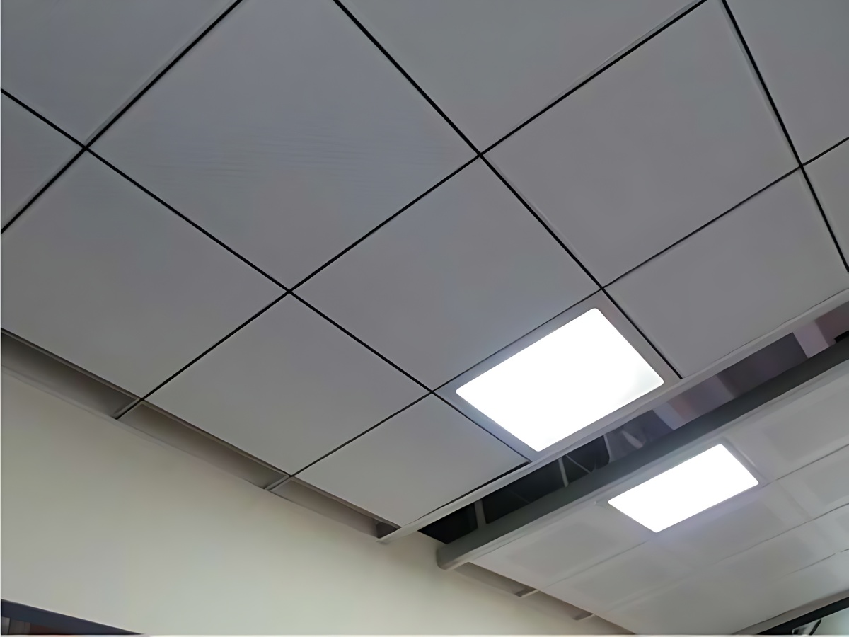 Thi công trần thạch cao phải tuân thủ Luật Xây dựng và quy chuẩn an toàn cháy nổ.