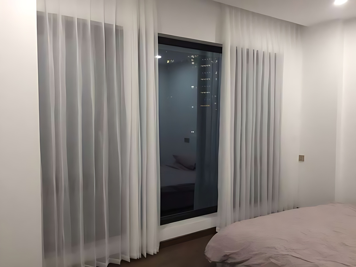 Rèm cản nhiệt và màu trung tính giúp ngăn bức xạ, ổn định nhiệt độ hướng Tây.