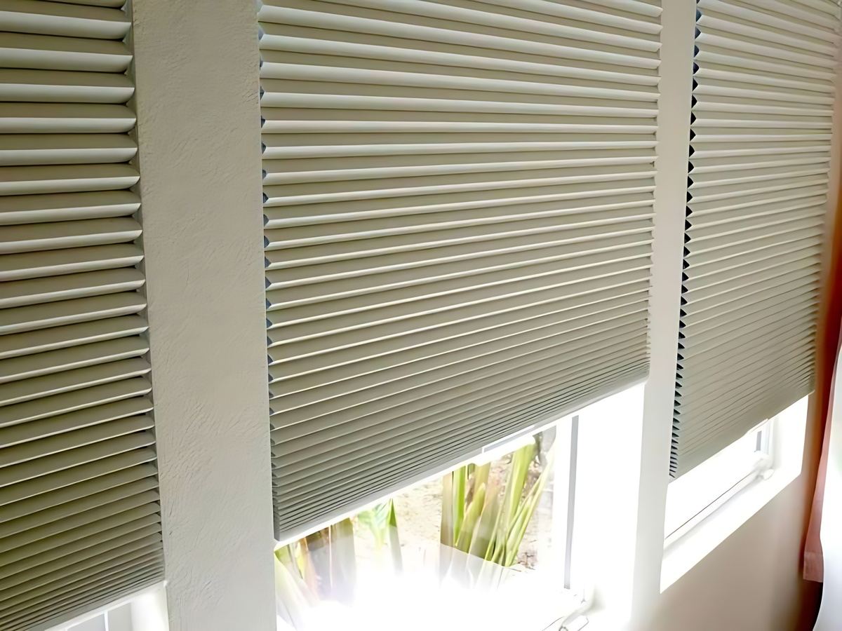 Rèm gỗ và rèm sáo giúp kiểm soát ánh sáng linh hoạt, chịu nhiệt tốt và bền bỉ.