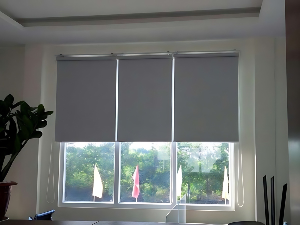 Rèm cuốn giúp cản sáng, chống UV và tiết kiệm diện tích cho không gian nhỏ.