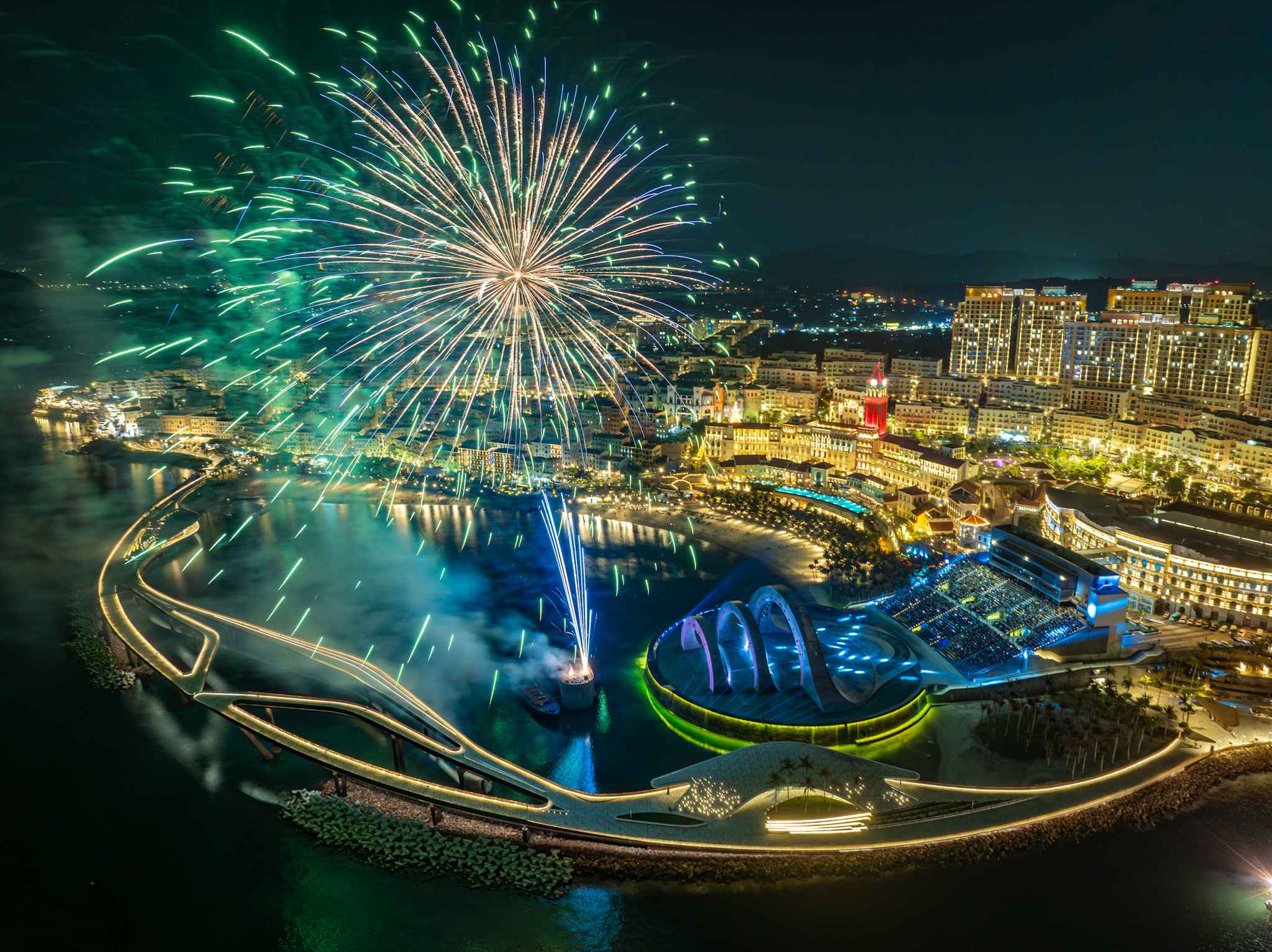 Show diễn “Symphony of the Sea” kết hợp thể thao mạo hiểm và pháo hoa thu hút đông đảo du khách