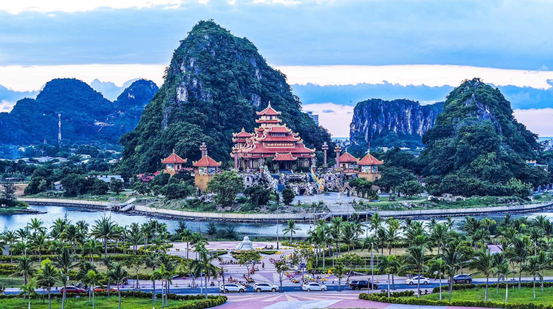Những điểm đến mang đậm dấu ấn văn hóa - lịch sử như danh thắng Ngũ Hành Sơn chính là đòn bẩy giúp du lịch Nam Đà Nẵng bứt tốc.