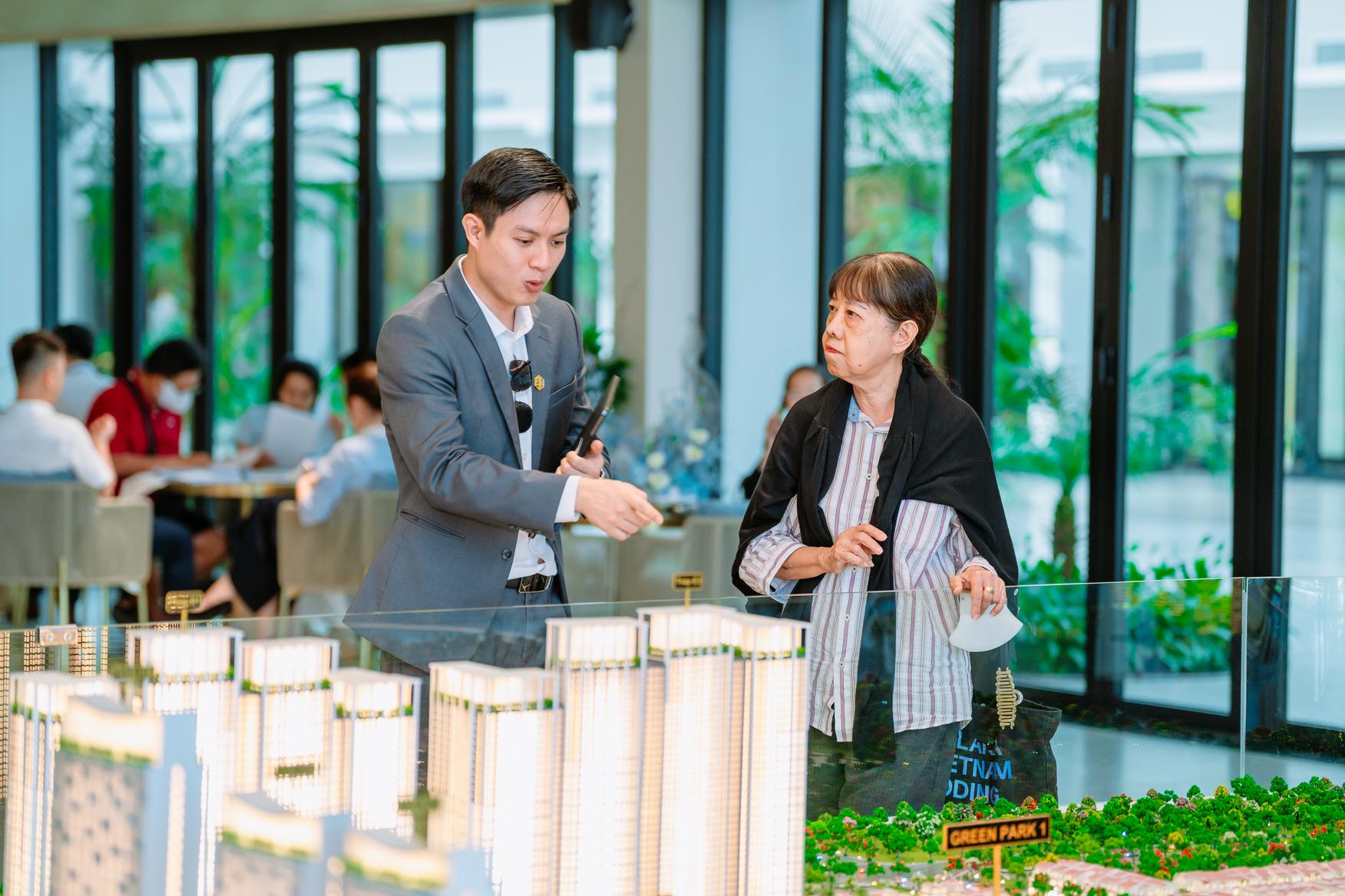 Bà Cleoni Nguyễn an tâm khi chứng kiến tiến độ xây dựng của dự án.